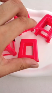 Kẹp Tóc Hình Ghế Nhựa Đỏ Mini Dễ Thương - Phụ Kiện Trang Trí Tóc 2025