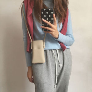 กระเป๋าสะพายไหล่แบบคาดคอสำหรับใส่โทรศัพท์มือถือ กระเป๋าสตางค์ใบเล็กทรงสี่เหลี่ยม สไตล์เรโทร กระเป๋าสะพายข้างสำหรับเดินเท้าในช่วงฤดูร้อนปี 2024 สำหรับผู้หญิง