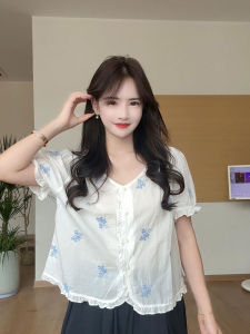 YUFUQING | เสื้อเชิ้ตคอวีแขนสั้นผ้าโพลีเอสเตอร์ทรงหลวมสไตล์เกาหลีสำหรับผู้หญิงในช่วงฤดูร้อนปี 2025 เสื้อเชิ้ตแขนสั้นผู้หญิงทรงเข้ารูป