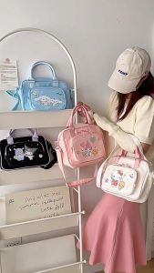 แมตช์ง่ายใส่กับชุดไหนก็สวย กระเป๋าสะพายคาด sanrio งานแท้ - วัสดุทำจากโพลีเอสเตอร์ 100% เนื้อหนา แข็งแรง - ด้านหน้ามีช่องใส่ของ - ด้านบนมีซิปปิด - ขนาด 26×20×12