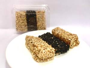 ขนมข้าวฟ่างงา (ขนมงาอ่อน/ขนมเหม่งทึ้ง) 1กล่องมี3ชิ้นหนา รสชาติอร่อยหวานกลมกล่อม นิ่มหนึบ เหมาะกับทานคู่ชากาแฟ