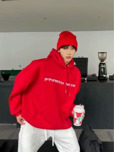 เสื้อฮู้ดผ้าฝ้ายบุขนแกะหนาสไตล์อเมริกันสำหรับผู้ชาย ฤดูหนาว ทรงหลวม แฟชั่น เสื้อคลุมกันหนาวแบบสวมหัว สีแดง