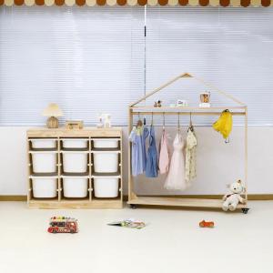 เก้าอี้เลื่อนสำหรับเด็กแบบย้ายได้พร้อมล้อ ตู้เสื้อผ้ารูปตุ๊กตา ชั้นวางของสำหรับบ้านพักของเด็ก วัสดุไม้แท้