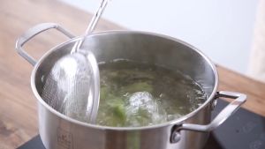 Rising Star Heat Resistant Wooden Long Handle Stainless Steel Colander Strainer Pasta Noodle Net Basket Colander Kitchen Fried Food Oil Filter