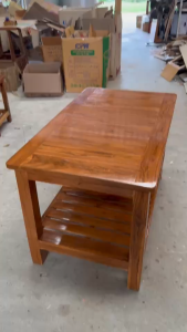 โต๊ะกลางสีสักเข้ม 2ชั้น หนาแข็งแรงรับน้ำหนักได้100โล ขนาด58x100x59ซม ไม้หนาหนักขัดเงาละเอียดโดนน้ำได้ประกอบสำเร็จ