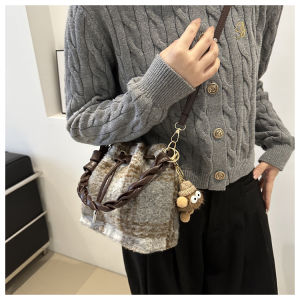 กระเป๋าถือทรงถังผ้าขนสัตว์ลายสก็อตย้อนยุคสำหรับผู้หญิงในฤดูใบไม้ร่วงและฤดูหนาว กระเป๋าสะพายไหล่ข้างเดียวแบบอเนกประสงค์ กระเป๋าถือแบบลำลอง