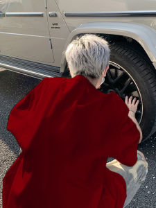 เสื้อยืดแขนสั้นคอตตอนสไตล์ย้อนยุคสีแดง เสื้อเชิ้ตแขนสั้นทรงหลวมสำหรับผู้ชาย เสื้อเชิ้ตทรงเข้ารูปฤดูร้อน