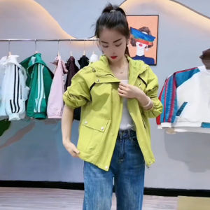 เสื้อแจ็คเก็ตผู้หญิงสั้นฤดูใบไม้ผลิและฤดูใบไม้ร่วง 2025 แฟชั่นใหม่ แจ็คเก็ตกันฝนแบบหลวมๆ ดีไซน์ขนาดเล็ก เสื้อคลุมทันสมัย