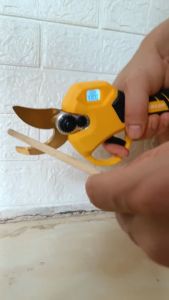 Kềm cắt tỉa cành cây dùng pin STARKER Đức SK-PN030VNA chuyên dụng cho thợ bao bén bao bền