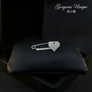High-End Elegant Heart-Shaped Brooch Pin for Women Sparkling Diamond Fixed Clothes Button Cardigan Button Silk Scarf Accessory