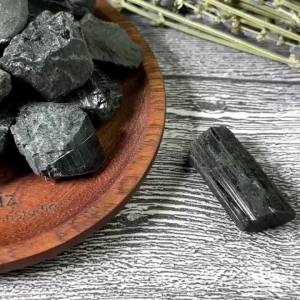 Đá Tourmaline Đen Tự Nhiên Mẫu Vật Khoáng Vật Chính Hãng Với Cạnh Sắc Nét Và Bề Mặt Nhẵn Chủ Đề Đồ Nội Thất Cổ Điển Hoài Niệm.