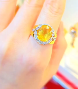 แหวนพลอยบุษราคัม พลอยแท้จากจันทบุรี ไซส์ใหญ่ 5.5 กะรัต ประดับเพชรสวิส ตัวเรือนทองคำแท้ 90% ขนาดแหวน 58 มีใบรับประกัน