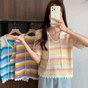 Milkrice เสื้อยืดผู้หญิง 2023 แฟชั่นเกาหลี สีสดใส ถูกสั้น แขนสั้น ลายกราฟฟิก ลายทางแบบผูก