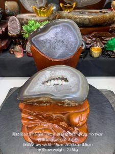 agate treasure jubaopen🆓附送特制实木雕刻底座 #高品全抛光玛瑙聚宝盆 黄玛瑙边👍💰 盆里白水晶结晶 晶牙带有彩光🌈 #聚财聚宝 整体高total height: 24cm 底座宽total width: 17x19cm 总重total weight: 3.6kg 玛瑙宽raw width: 15cm 洞深hole: 3.5cm 净重raw weight: 2.45kg
