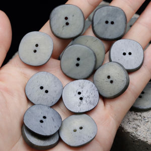 กระดุมกระดุมหัวกระดูกวัวสีเทาไม่มันสำหรับเสื้อผ้าผ้าฝ้ายแบบจีนใหม่ กระดุมเสื้อผ้าผ้าฝ้ายสำหรับผู้หญิง กระดุมเสื้อโค้ทขนาดใหญ่