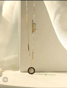 Kalung Titanium Wanita Model Bulat Hitam Liontin Bolak Balik