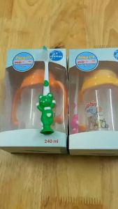 Bình sữa cổ rộng 240ml Dophin cho bé núm vú siêu mềm chống sặc chống đầy hơi (không BPA) tặng kèm 1 bàn chải trẻ em (bé bú được mọi tư thế)