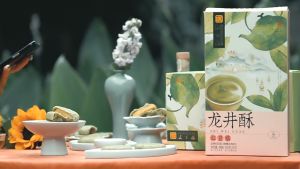 เค้กชาเชียว ขนมชาเขียว หลงจิ่ง ชาหลงจิ่ง ร้านไทยพร้อมส่ง หอมอร่อย ไส้และแป้งทำจากชาเกรดพร้อมส่งมาจากจีน