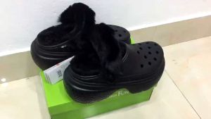 CrocsFanClub - Sục Stomp lót lông cho cả Nam nữ - PB279