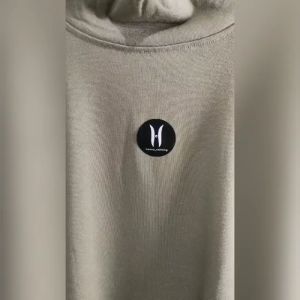 Kaos Kerah Tinggi Lengan Pendek