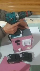 Hộp kiểm tra pin makita pin phổ thông và sạc cho 9 pin đồng thời. làm bình dự phòng 9 pin