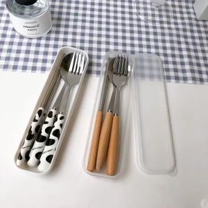 Bộ Đũa Thìa Dĩa Inox Cán Sứ Cách Nhiệt Họa Tiết Bò Sữa Có Hộp Đựng Siêu Đáng Yêu đũa bò sữa thì bò sữa dĩa bò sữa