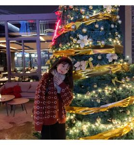 เสื้อคาร์ดิแกนถักสีแดงสำหรับผู้หญิงในช่วงต้นปีใหม่ ฤดูใบไม้ผลิและฤดูใบไม้ร่วง แฟชั่นฤดูหนาวแบบเรียบง่าย ผ้าฝ้ายผสมโพลีเอสเตอร์