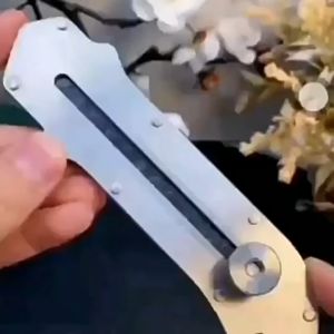 Dao rọc giấy cán thép chất liệu kim loại với lưỡi thép SK5 18mm