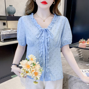 YIMEI เสื้อลูกไม้คอวีขอบลายเชื้อราสไตล์ฝรั่งเศสสุดหวานสำหรับผู้หญิงในช่วงฤดูร้อนของ2025ด้วยการออกแบบที่มีเอกลักษณ์และมีสไตล์เสื้อเชิ้ตแขนพองลายจุดสำหรับผู้หญิง