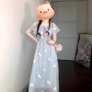 ชุดเดรสยาวลายดอกไม้สีน้ำเงินสไตล์ฝรั่งเศส ชุดเดรสยาวทรงเอเอวสูง แขนสั้น คอตั้ง ผ้าโพลีเอสเตอร์ ฤดูร้อน 2024