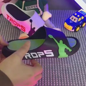 QXshop พร้อมส่งทั่วไทย  รองเท้าผู้ชาย  รองเท้าใส่ในบ้านเข้าใหม่สวยทุกสีบอกเลยมีให้เลือกหลายแบบจะสีสุภาพ  ใส่ได้ทุกโอกาส มีให้เลือกถึง4สี สวยทุกสี ต้องมีติดตู้  ดีนะ กดตุ่มโล้ด