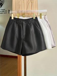 กางเกงขาสั้นผ้าซาตินสำหรับผู้หญิง กางเกงขายาวทรงหลวม สไตล์ลำลอง สีขาว ความยาวครึ่งแข้ง กางเกงขายาวทรงหลวมสำหรับใส่ลำลอง