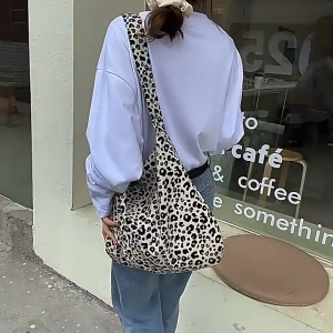 ใหม่ความจุขนาดใหญ่ขี้เกียจเสือดาวพิมพ์ไหล่ อินสตาแกรม ผ่อนคลายหรูหราส่วนบุคคลที่เรียบง่ายสบายๆทุกการแข่งขันญี่ปุ่นและเกาหลีสไตล์ปฏิ กระเป๋าสะพายข้าง ลายเสือดาว เนื้อผ้าแคนวาส ไซส์ใหญ่ สะพายเฉียงได้ แบบแคชวลอเนกประสงค์ กระเป๋ารักแร้ผู้หญิง กระเป๋าสะพายไหล่