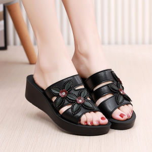 New 2025 Soft Leather Mom Slippers Anti-Slip Thick Heel Mid-Aged Women Summer Sandals Slip-On Plant Floral Elegant Casual Shoes