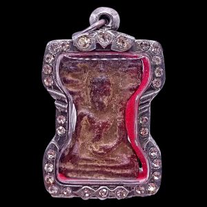 K057 พระมเหศวร 2 หน้า กรุ วัดพระศรีรัตนมหาธาตุ เนื้อชิน สนิมแดง เลี่ยม กรอบพระ โบราณ ขนาด 5x3 cm.