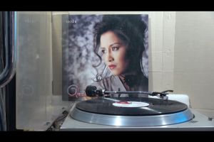 1 แผ่นเสียง 12นิ้ว c92 เกวลิน มณี ดอกไม้ที่ไร้เแจกัน แผ่นNMริ้วรอยบาง เสียงรบกวนน้อยนิด ไม่มีรอยลึก แผ่นล้างทำความสะอาดแล้ว ปกVG++มีตำหนิขอบนิดหน่อย ขอบไม่ขาด สันไม่ทะลุ