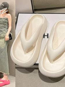 ผู้หญิง ฤดูร้อน รองเท้าแตะส้นหนา รองเท้าแตะ กันลื่น ชุดกลางแจ้ง สีดำ สไตล์เกาหลี รองเท้าแตะส้นแบนทุกวันแบบกลวงออก