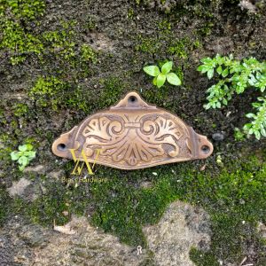 Tarikan Laci Kuningan Antik Motif Kerang Ukir 10 cm 1 Pcs