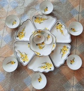 Bộ bát đĩa hoa mặt trời vẽ mai vàng đường kính 55cm.Hàng gốm sứ Bát Tràng.