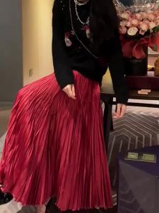MANMI | Chân Váy Xếp Ly A-Line Màu Đỏ Không Khí