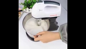 Food Mixer เครื่องตีไข่ 2L เครื่องตีแป้ง เครื่องปั่นผสมแป้งไฟฟ้า เครื่องผสมอาหารแบบมือถือ เครื่องตีแป้ง ตีไข่ ตีวิปครีม เครื่องตีฟองนมไร้สาย
