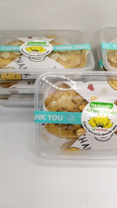 กล้วยหนึบอบธัญพืช หน้าออริจินอล ไม่ใส่น้ำตาล ไม่มีสารกันบูด กล่องพลาสติกใส 120-200 กรัม 17-19 ชิ้น ทำจากกล้วยน้ำว้าแท้ 100% อบด้วยเครื่องอบมาตรฐาน คงคุณค่าสารอาหารครบ