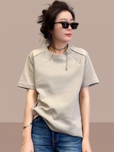 เสื้อยืดแขนสั้นผ้าฝ้ายแท้สำหรับผู้หญิง ทรงหลวมสบาย ๆ ดีไซน์ซิปข้าง แฟชั่นฤดูร้อน ลดอายุ คอลเลกชั่นใหม่ 2025