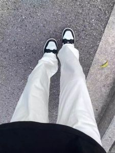 กางเกงยีนส์ทรงหลวมขาบานเอวกลางสำหรับผู้ชาย สไตล์ย้อนยุค สีขาว ทรงเข้ารูป ทรงหลวม กางเกงขายาวทรงหลวมสำหรับฤดูใบไม้ร่วงและฤดูหนาว