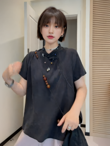 เสื้อเชิ้ตแขนสั้นสีดำหลวมๆ สำหรับผู้หญิงไซส์ใหญ่ สไตล์จีนใหม่ กระดุมสไตล์จีน ทรงหลวม เสื้อผ้าทำงาน ทรงหลวม ทรงเข้ารูป