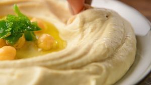 mezete Hummus To Go Classic with Breadsticks 92g (Halal Certified)
