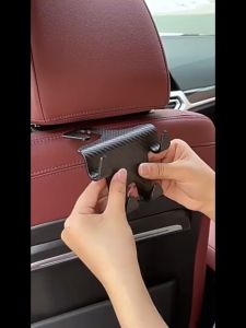 Móc treo 4 móc kiêm giá đỡ điện thoại vân cacbon cho ô tô