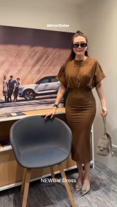 เดรสผ้ายืดเนื้อพรีเมี่ยม ทรงหรู ช่วยให้คุณดูสง่างามในทุกโอกาส- งานเข้ารูปช่วงเอว ช่วยพรางสัดส่วน ให้คุณดูเพรียวและสง่างาม ดีไซน์ที่น่าสนใจ ช่วงบนดีไซน์แขนสโลปทรงค้างคาว ให้ความรู้สึกที่ทันสมัยและมีสไตล์ เหมาะสำหรับการใส่ในโอกาสต่างๆ ทั้งงานสังคมและงาน