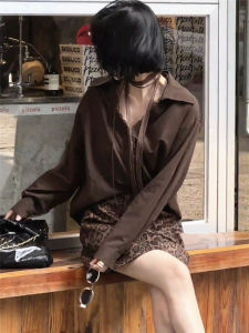 เสื้อเชิ้ตคอวีแขนยาวทรงหลวมสไตล์ฝรั่งเศสสำหรับผู้หญิงในฤดูใบไม้ร่วง เสื้อเชิ้ตผู้หญิงแบบสวมใส่หลายชั้นที่มีความรู้สึกหรูหรา