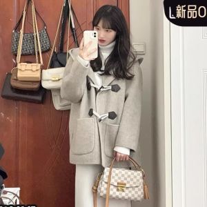 Áo Khoác Len Có Mũ Trùm Đầu Kiểu Dáng Ngọt Ngào Dài Vừa Phải Có Nút Cài Hình Con Bò Phong Cách Hepburn Chất Liệu Polyester Và Viscose
